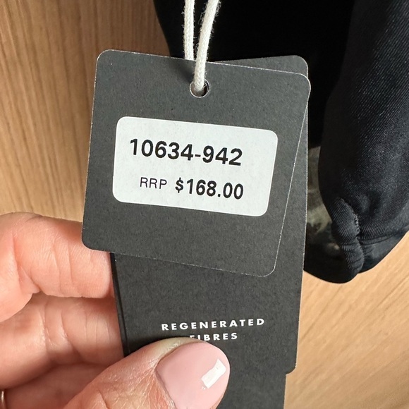 Seafolly Shine On Deep V Maillot One Piece, Size 12 (v) - Picture 9 of 13